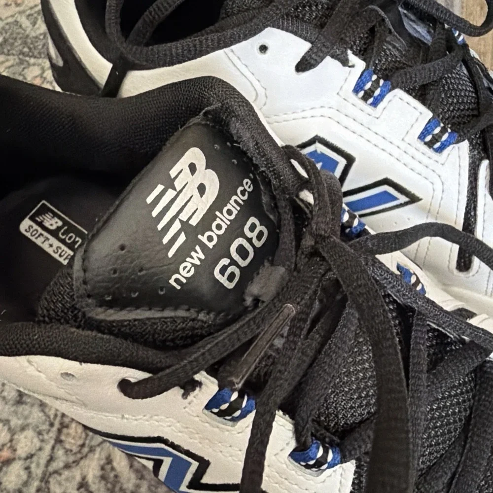 New Balance signs men